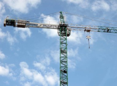  Gökyüzü Arkaplanı Üzerine Crane Kulesi 