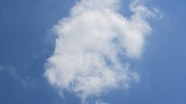 Mavi gökyüzünde bulut