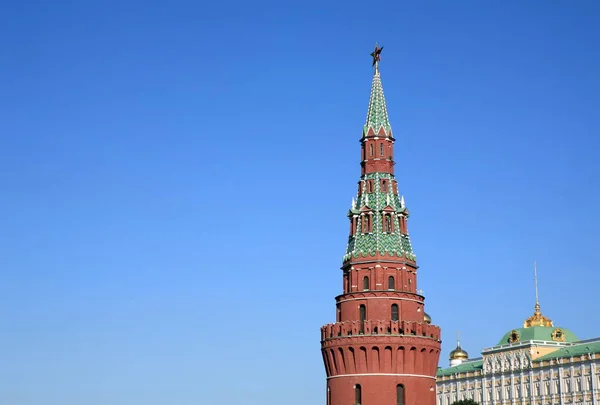 Kreml-Turm auf Himmelshintergrund im Stadtzentrum — Stockfoto