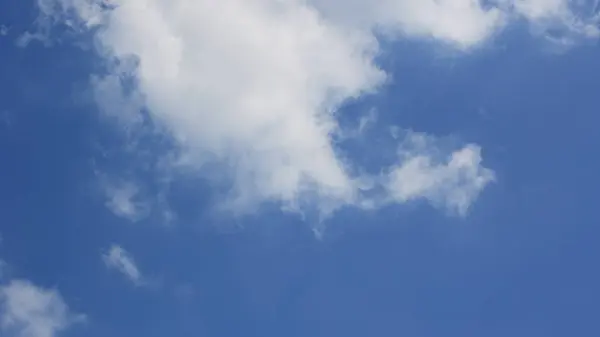 Nube en el cielo azul — Foto de Stock