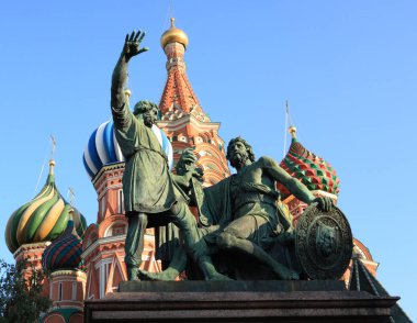 Kutsanmış fesleğen katedrali ve Minin ve Pozharsky Heykeli. 