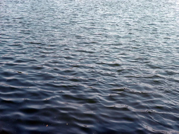 都市公園の池の水にグレア — ストック写真