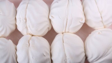 Kurak bir günde pembe zemin üzerinde bir sürü beyaz lokum