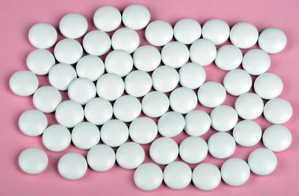 White pill on pink background — Stock Photo, Image