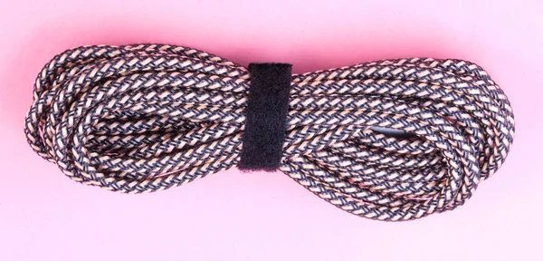 粉色背景的棕色Aux立体声电缆 — 图库照片