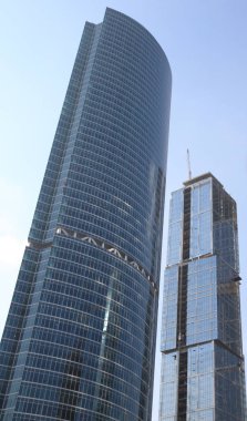 Gökdelen arka planda gelişiyor