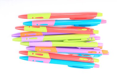 Beyaz Arkaplanda çok sayıda tükenmez kalem