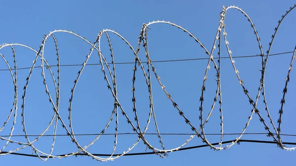 Barbwire en el fondo del cielo — Foto de Stock