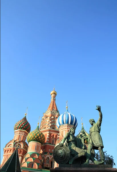 Bendita catedral de albahaca y Estatua de Minin y Pozharsky — Foto de Stock