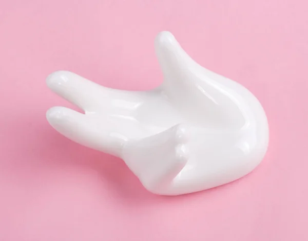 Stojak ceramiczny w kształcie dłoni na różowym tle — Zdjęcie stockowe