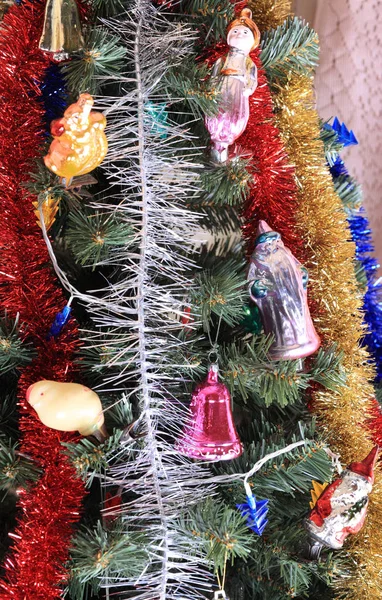 Jouets sur sapin de Noël vert — Photo