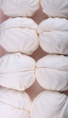 Kurak bir günde pembe zemin üzerinde bir sürü beyaz lokum