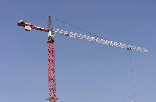 Torre de la grúa en el cielo Fondo —  Fotos de Stock