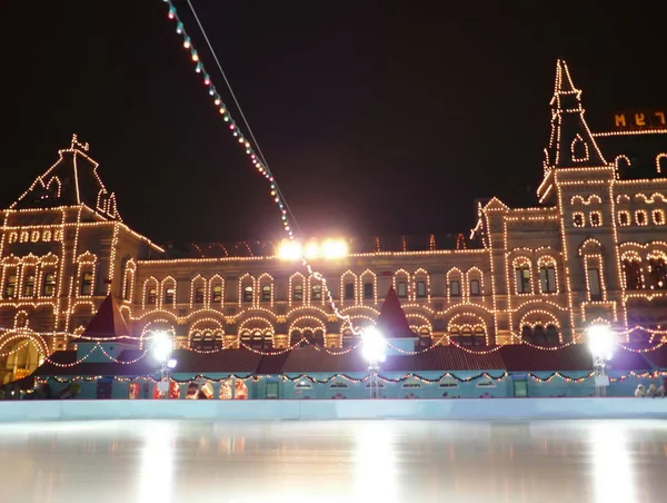 Pista de patinaje en la plaza roja por la noche —  Fotos de Stock