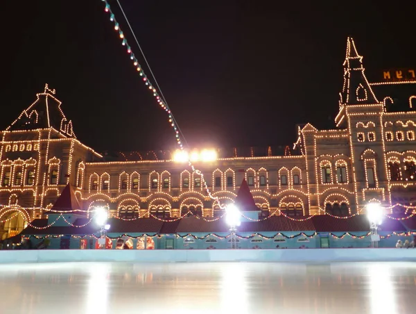 Buz pateni-kırmızı kare üzerinde pistinde gece — Stok fotoğraf