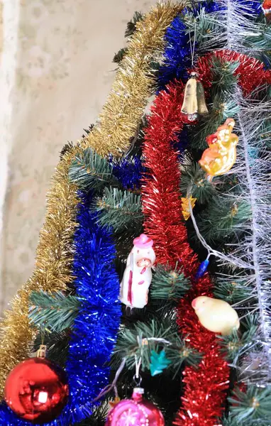 Jouets sur sapin de Noël vert — Photo