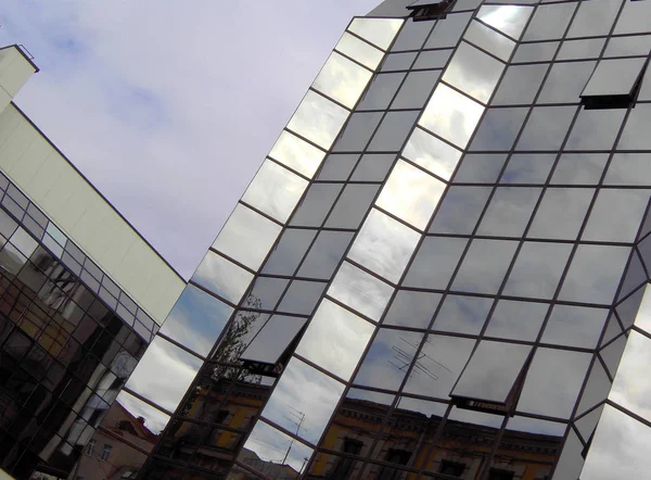 Fachada de edifício de escritório — Fotografia de Stock