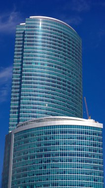 Gökyüzü arka planındaki ofis binasının kenarı