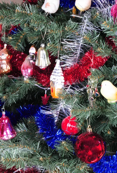 Jouets sur sapin de Noël vert — Photo