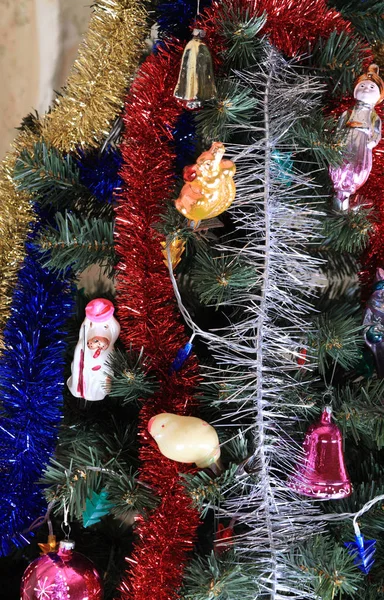 Jouets sur sapin de Noël vert — Photo