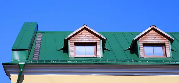 Grünes Dach auf dem Haus — Stockfoto