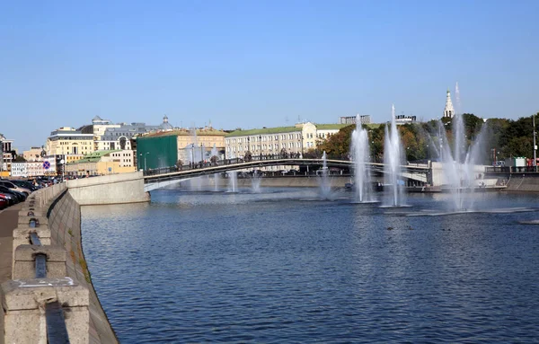 Fountain on river at dry day — Stock Photo, Image