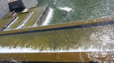 Kuru günde granit üzerinde su