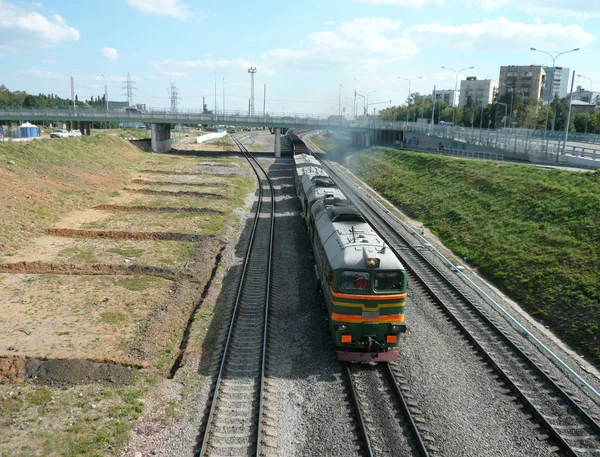 移動レールの上の列車 — ストック写真