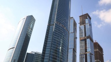 Gökdelen arka planda gelişiyor