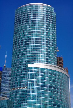 Gökyüzü arka planındaki ofis binasının kenarı