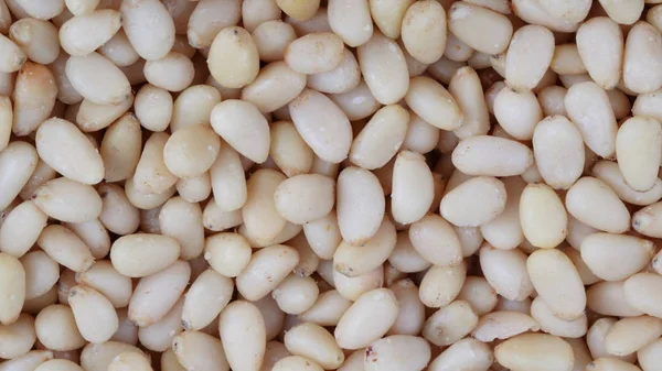 Muchas nueces de cedro en el día —  Fotos de Stock