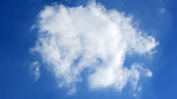 푸른 하늘 위의 구름 — 스톡 사진