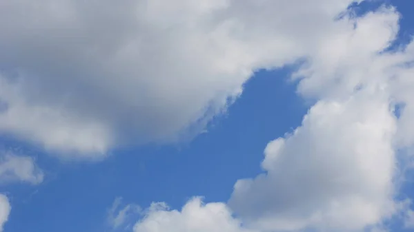 Wolken am blauen Himmel — Stockfoto