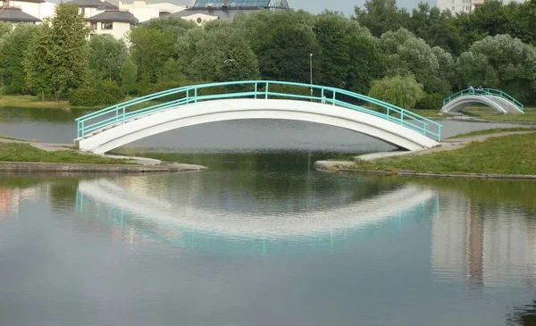 Bridge over pond in city park — Stock Photo, Image