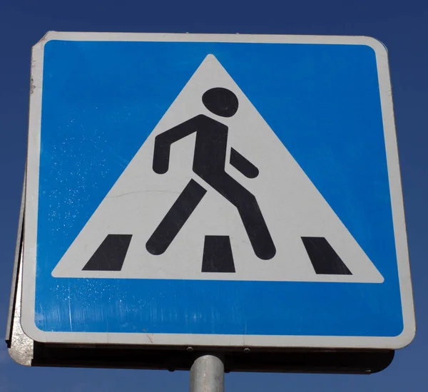 Fußgängerüberweg-Schild auf Straße — Stockfoto