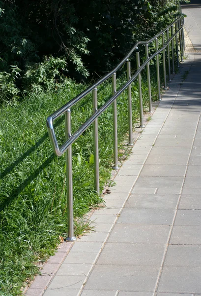 Güneşli yaz gününde parkta metal çitler — Stok fotoğraf