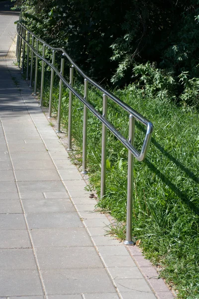 Metallzaun im Park an trockenen, sonnigen Sommertagen — Stockfoto