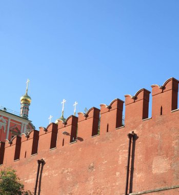 Gökyüzü arka planında Kremlin duvarı