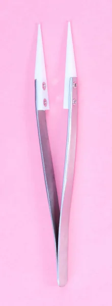 ピンクの背景鉄骨セラミック ピンセット — ストック写真