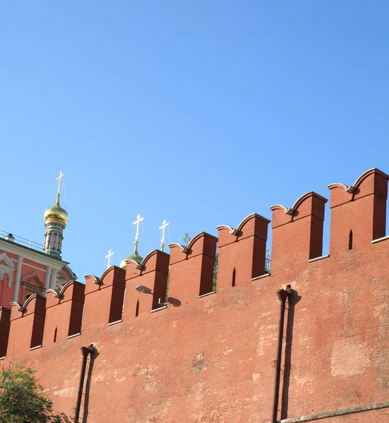 Kremlin muur op lucht achtergrond — Stockfoto