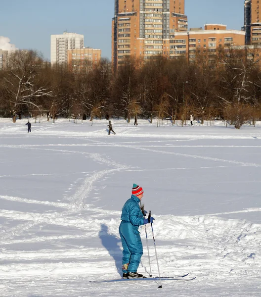 Skifahren am Wintertag — Stockfoto