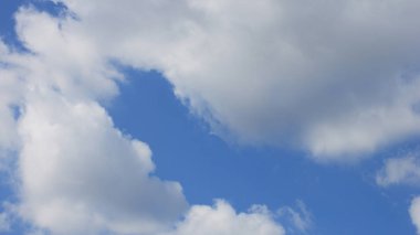 Mavi gökyüzünde bulut