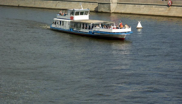 Barca sul fiume — Foto Stock