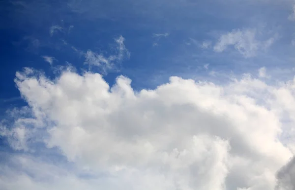 Nuvem no céu azul — Fotografia de Stock