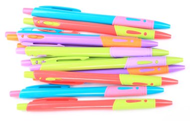 Beyaz Arkaplanda çok sayıda tükenmez kalem