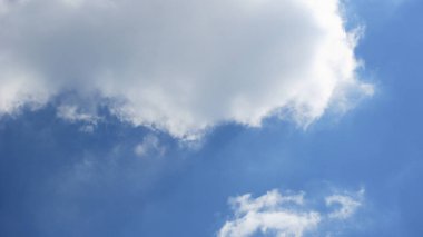 Mavi gökyüzünde bulut