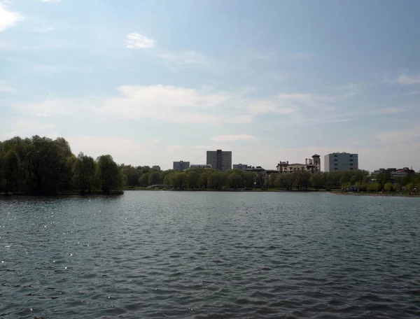 Summer in city park at day — Stock Photo, Image