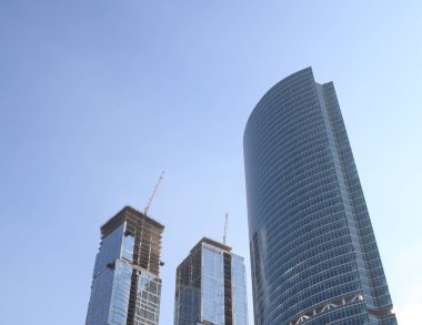 Gökdelen arka planda gelişiyor