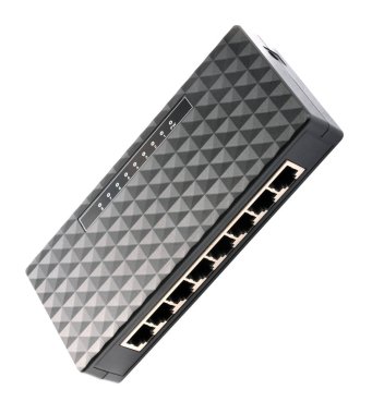 siyah 8 çıkışlı plastik Ethernet anahtarı üzerinde beyaz adam izole.