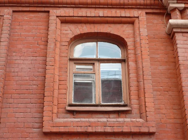 Стена из красного кирпича с окном — стоковое фото